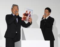 　誕生日のお祝いに松坂桃李（右）から特製レコードをプレゼントされた寺尾聰（撮影・伊藤笙子）