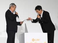 　誕生日のお祝いに松坂桃李（右）から特製レコードをプレゼントされる寺尾聰（撮影・伊藤笙子）