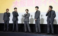 　撮影を振り返る（左から）ＷＥＳＴ．中間淳太、藤井流星、重岡大毅、濵田崇裕、桐山照史（撮影・石井剣太郎）