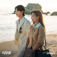 　ディズニープラスコリアの公式インスタグラム＠ｄｉｓｎｅｙｐｌｕｓｋｒより　公開計画保留となったドラマ「ノックオフ」の主演を務めたキム・スヒョン（左）とチョ・ボア