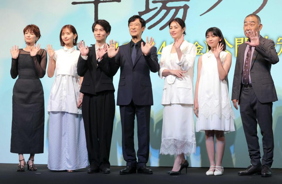 　手を振る（左から）吉瀬美智子、中村ゆり、坂元愛登、堺雅人、井川遥、一色香澄、でんでん（撮影・吉澤敬太）