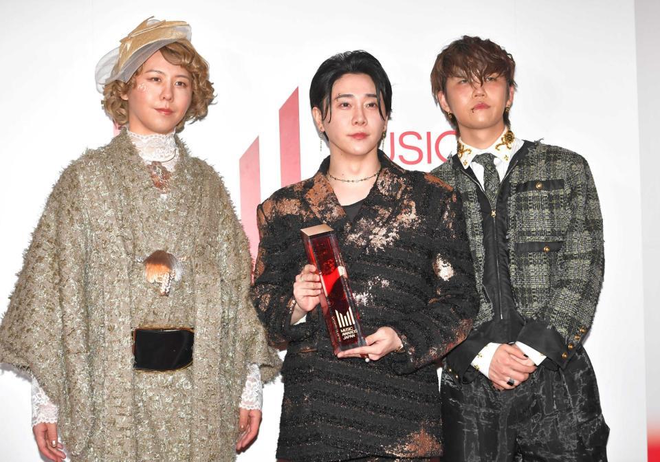 　トロフィーを手にするＭｒｓ．　ＧＲＥＥＮ　ＡＰＰＬＥの（左から）藤澤涼架、大森元貴、若井滉斗（撮影・出月俊成）