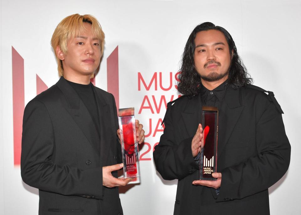 トロフィーを手にするＣｒｅｅｐｙ　ＮｕｔｓのＤＪ松永（左）とＲ-指定＝ロームシアター京都（撮影・出月俊成）