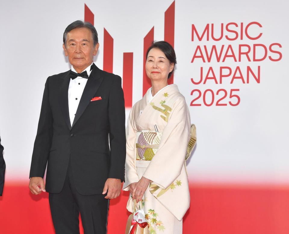 　「ＭＵＳＩＣ　ＡＷＡＲＤＳ　ＪＡＰＡＮ　２０２５」授賞式のレッドカーペットを歩く都倉俊一文化庁長官（左）＝ロームシアター京都（撮影・出月俊成）