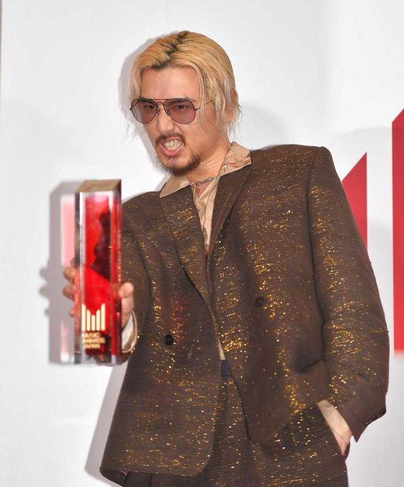 トロフィーをカメラに見せる藤井風＝ロームシアター京都（撮影・出月俊成）