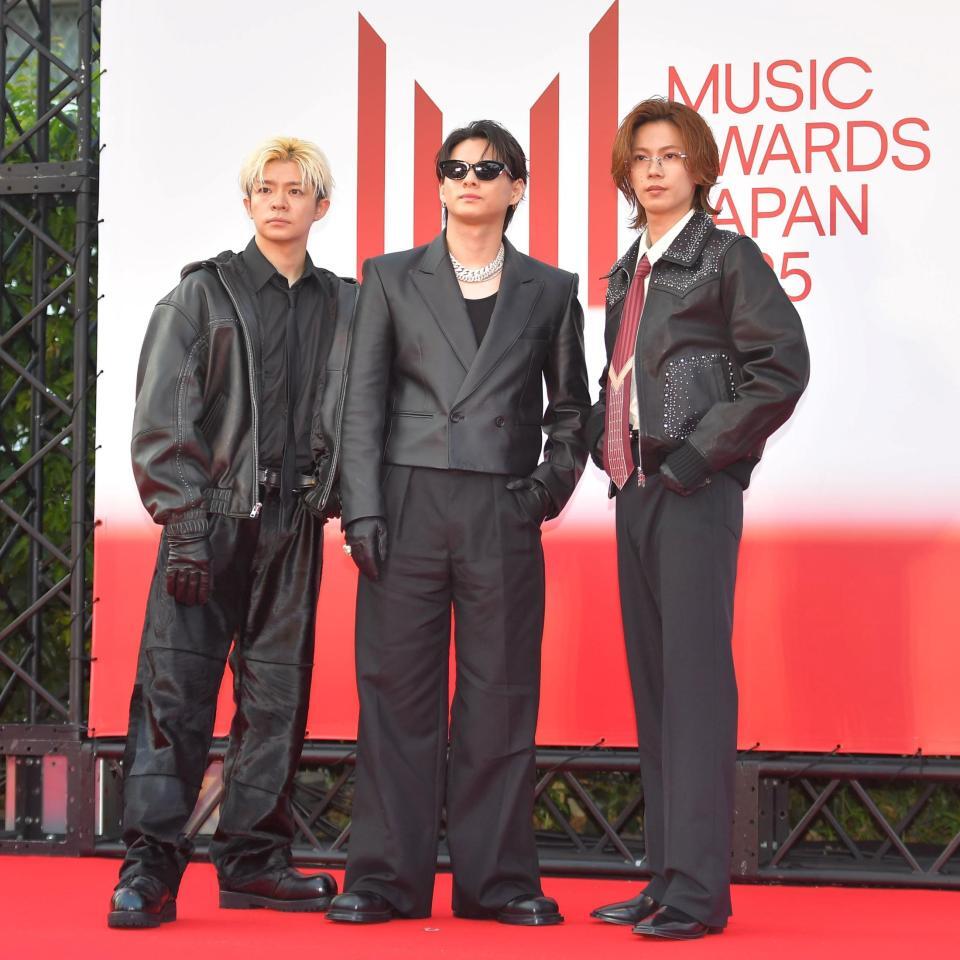 　「ＭＵＳＩＣ　ＡＷＡＲＤＳ　ＪＡＰＡＮ　２０２５」授賞式のレッドカーペットを歩くＮｕｍｂｅｒ＿ｉ＝ロームシアター京都（撮影・出月俊成）