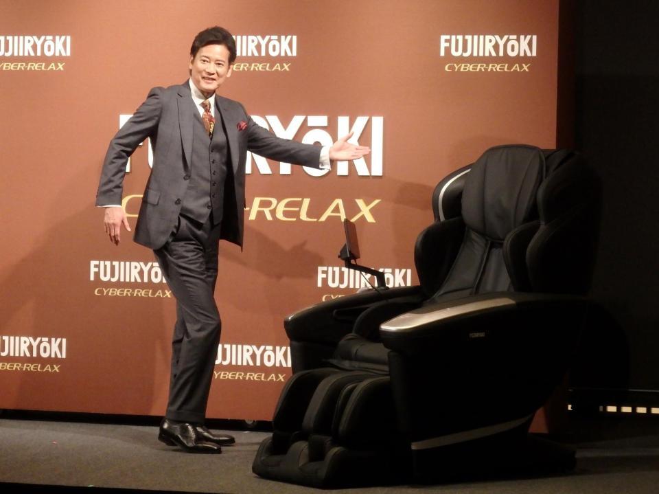 　笑顔でポーズを決める唐沢寿明