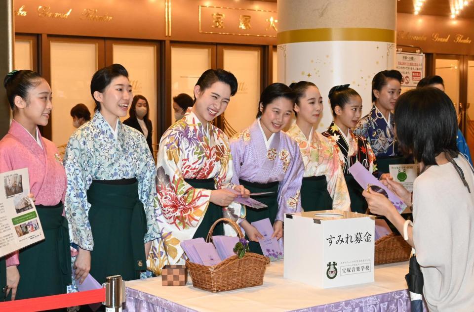 　募金を呼びかける林心優さん（左から３人目）ら（撮影・高部洋祐）