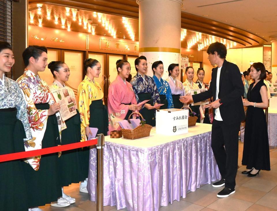 　募金する（右から）亀井京子アナウンサー、林昌範氏。左から２人目は長女の林心優さん（撮影・高部洋祐）