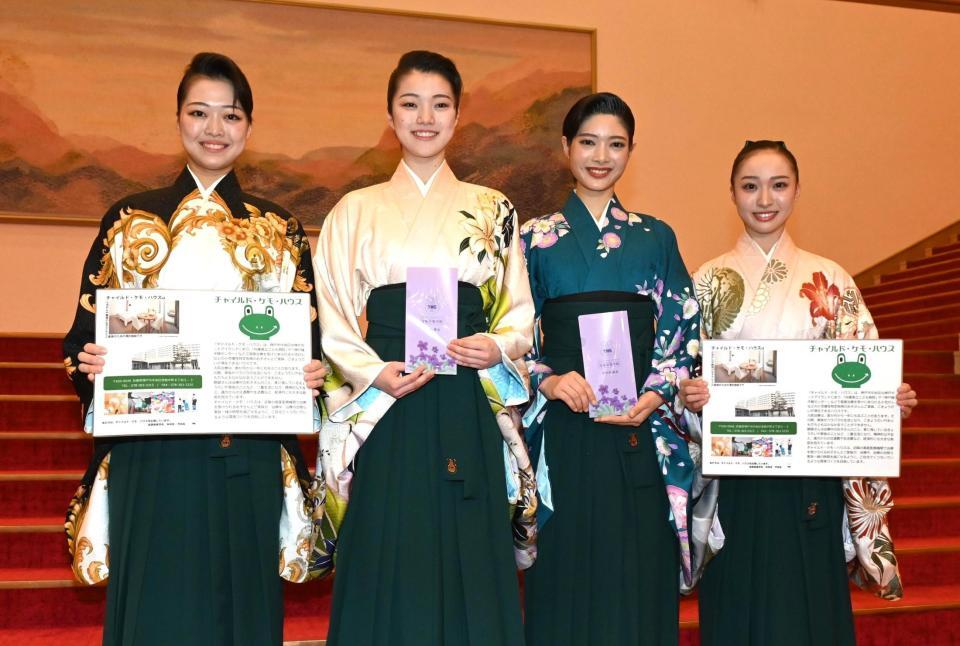 　募金活動を終え、記念写真に納まる（左から）赤井七海さん、宮﨑穂さん、小寺環菜さん、吉武歩花さん（撮影・高部洋祐）