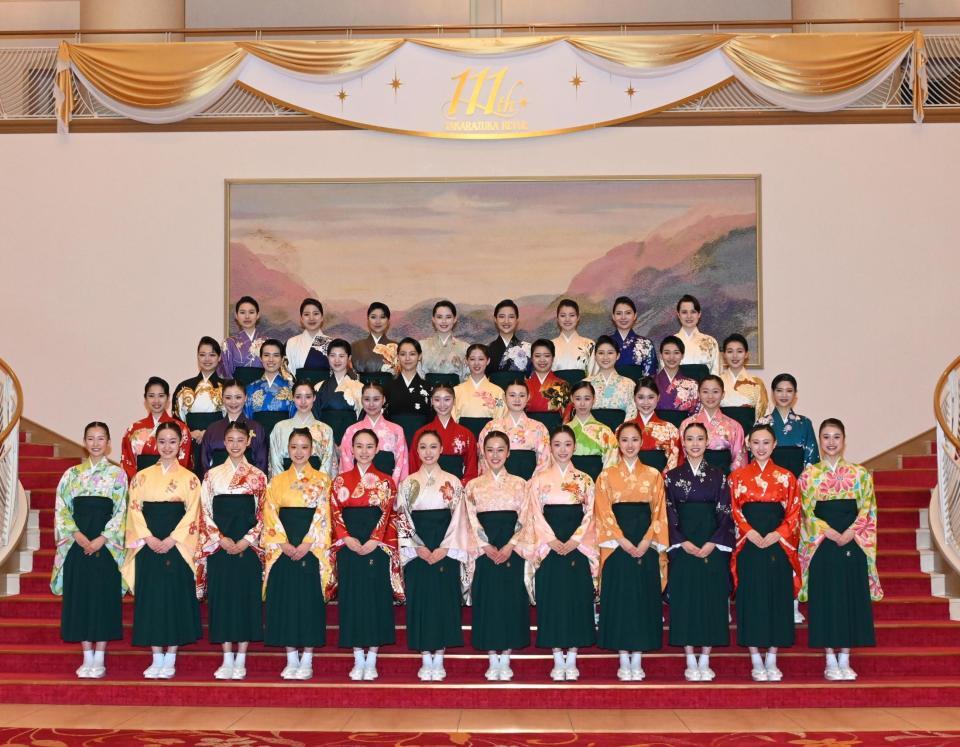 　募金活動を行った宝塚音楽学校の本科生ら（撮影・高部洋祐）