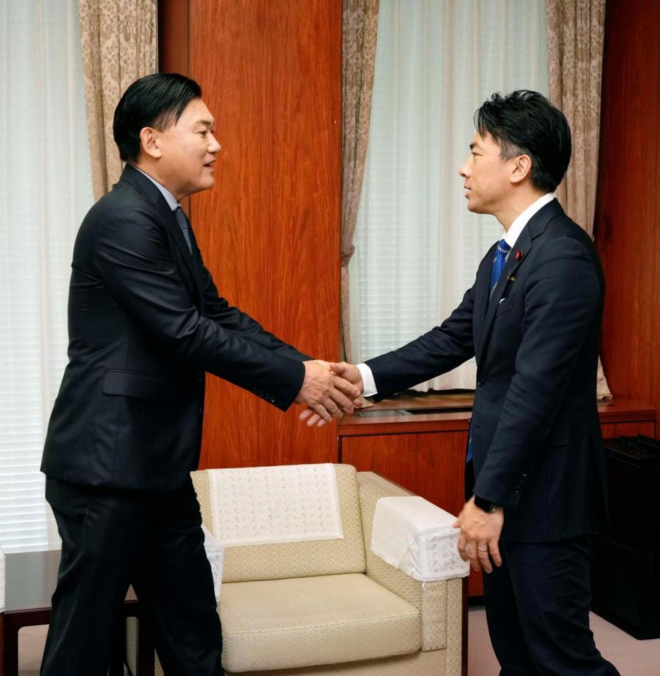 　楽天グループの三木谷浩史会長兼社長（左）と面会する小泉農相