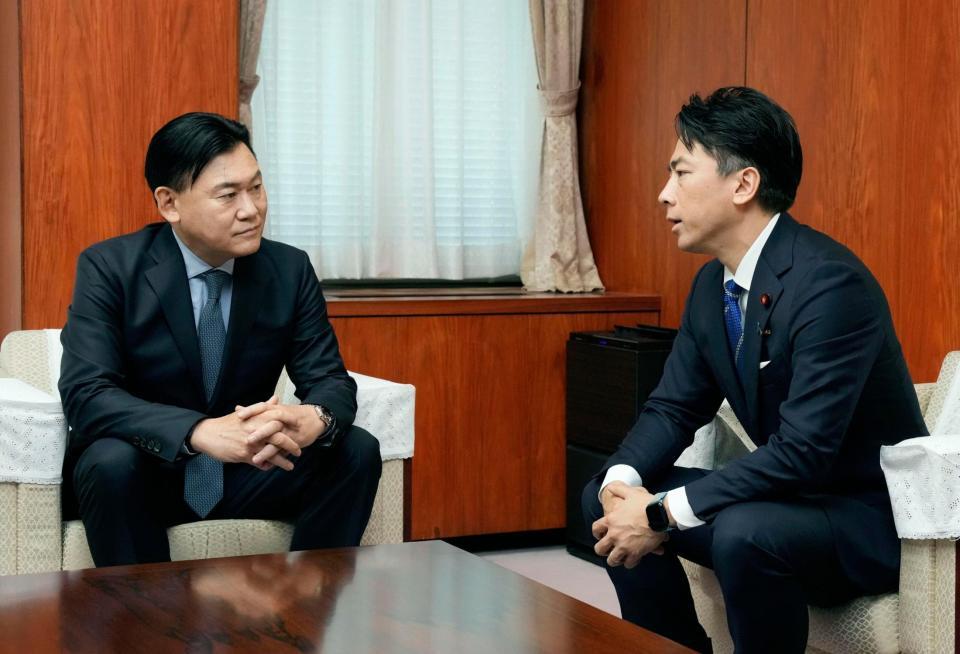 　楽天グループの三木谷浩史会長兼社長（左）と面会する小泉農相