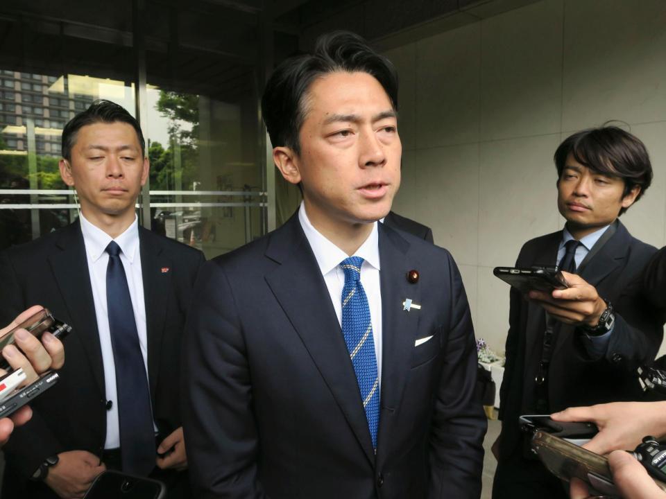 　記者団の取材に応じ、備蓄米について述べる小泉農相