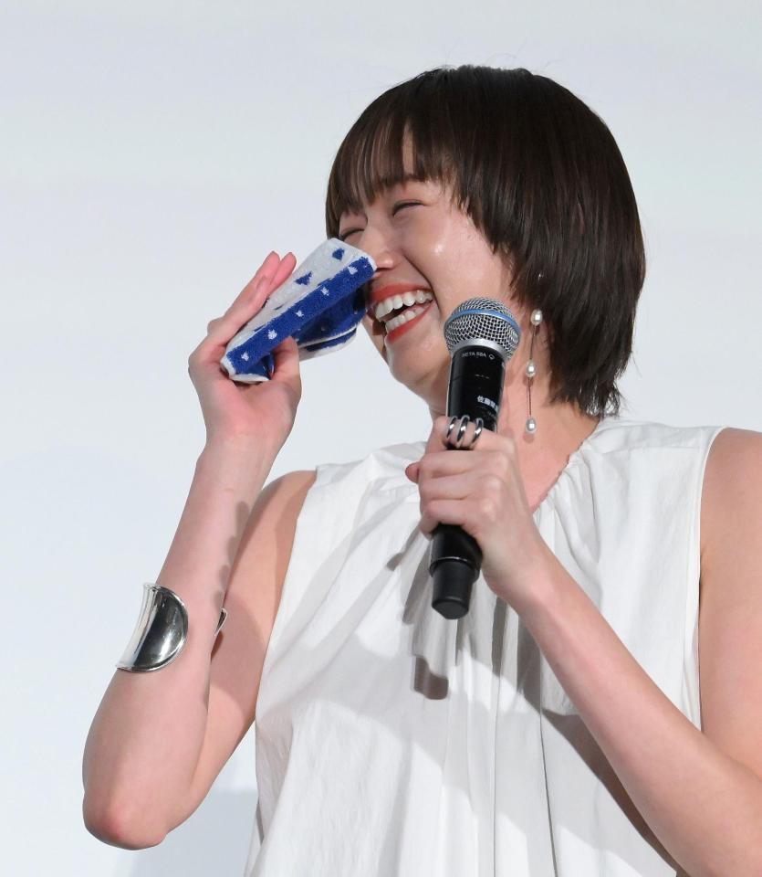 　人生初の舞台あいさつで思わず涙を流す佐藤栞里（撮影・伊藤笙子）