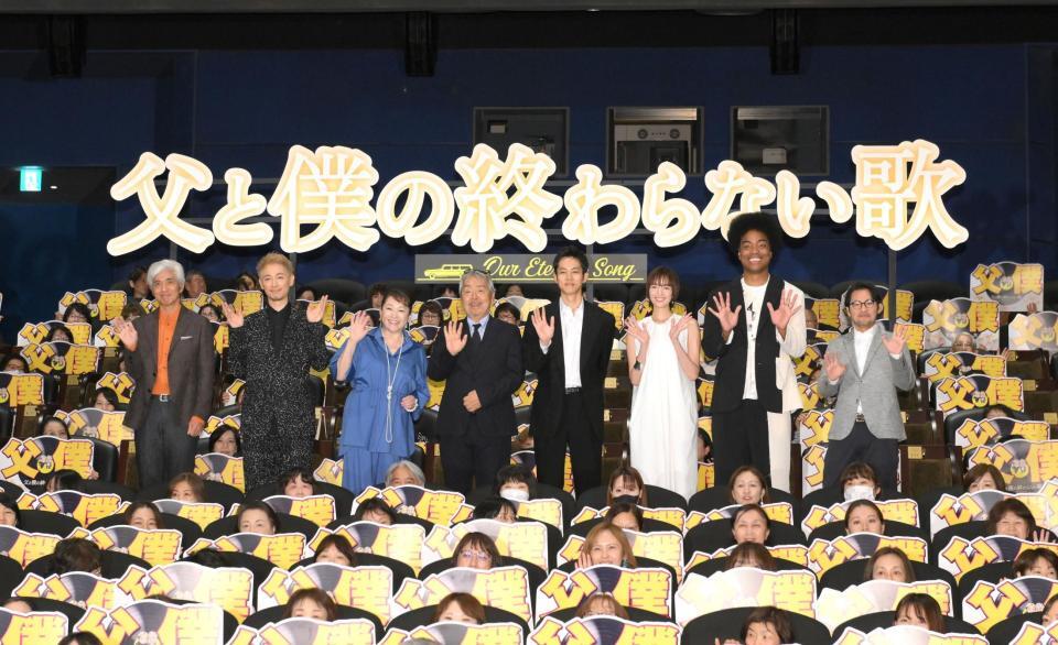　登壇した（左から）佐藤浩市、ディーン・フジオカ、松坂慶子、寺尾聰、松坂桃李、佐藤栞里、副島淳、小泉徳宏監督（撮影・伊藤笙子）