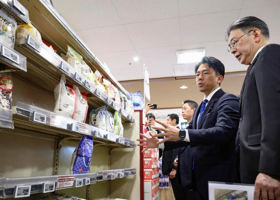 スーパーのコメ売り場を視察する小泉農相（右から２人目）＝代表撮影