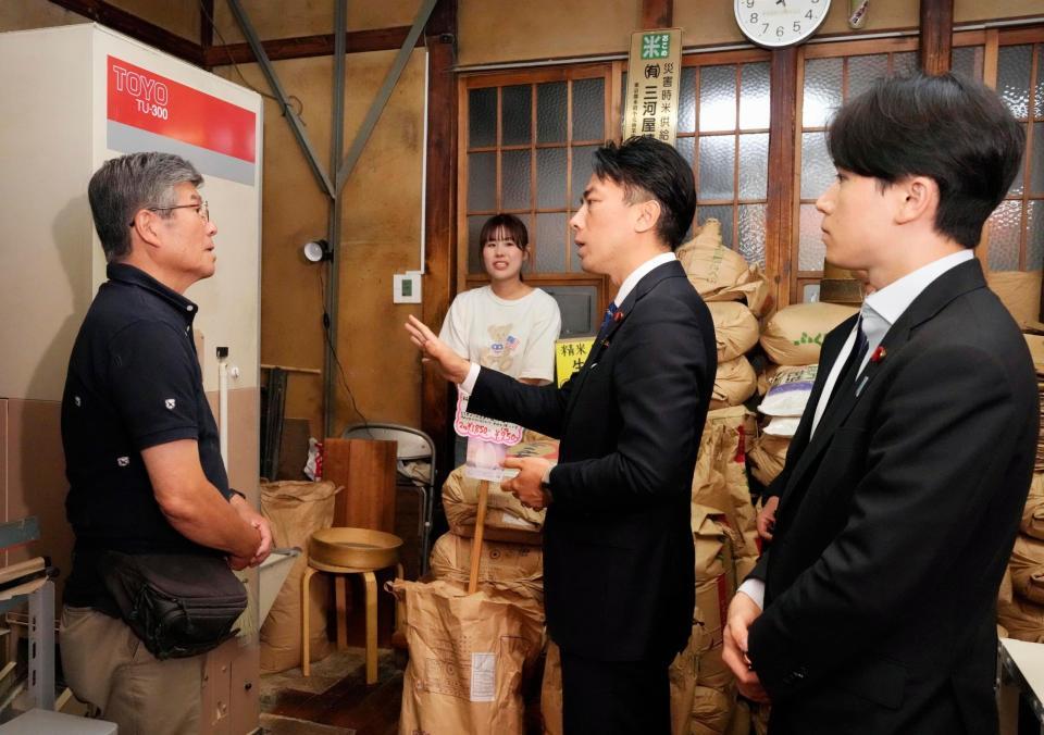 米穀店を視察する小泉農相（右から２人目）