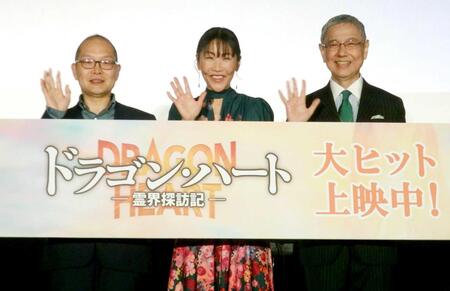 　舞台あいさつに登場した（左から）今掛勇監督、恍多、大田薫プロデューサー