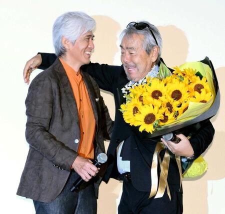 　サプライズ登場した佐藤浩市（左）から誕生日を祝う花束を受け取った寺尾聰（撮影・伊藤笙子）