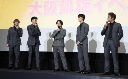 　撮影を振り返る（左から）ＷＥＳＴ．中間淳太、藤井流星、重岡大毅、濵田崇裕、桐山照史（撮影・石井剣太郎）