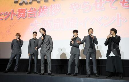 　撮影を振り返る（左から）ＷＥＳＴ．中間淳太、藤井流星、重岡大毅、濵田崇裕、桐山照史、瑠東東一郎監督（撮影・石井剣太郎）