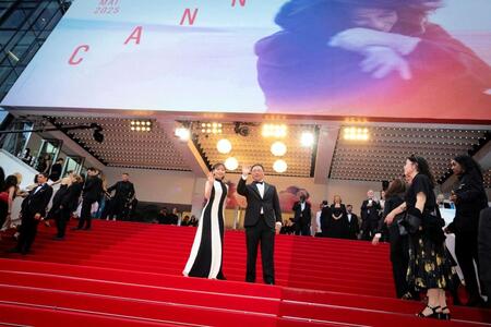 　深田晃司監督と手を振る齊藤京子＝仏カンヌ　©ＫＡＺＵＫＯ　ＷＡＫＡＹＡＭＡ