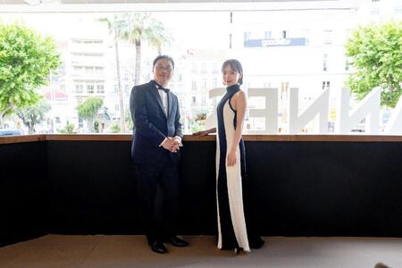 　深田晃司監督と並ぶ齊藤京子＝仏カンヌ　©ＫＡＺＵＫＯ　ＷＡＫＡＹＡＭＡ