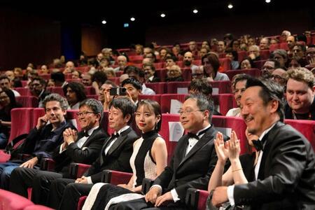 　劇場で深田晃司監督（右から２番目）と並ぶ齊藤京子＝仏カンヌ　©ＫＡＺＵＫＯ　ＷＡＫＡＹＡＭＡ