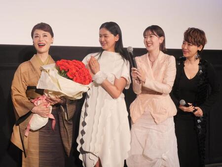 　娘役を演じた（右から）鈴木砂羽、水上京香、黒谷友香からカーネーションの花束を贈られ満面の笑みを見せる大地真央