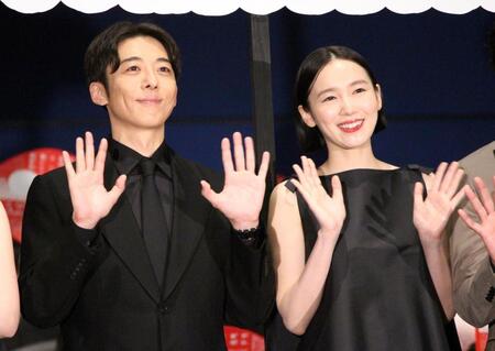 　舞台あいさつに登壇した高橋一生（左）と飯豊まりえ