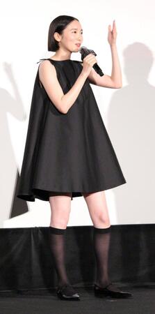 　舞台あいさつに登壇した飯豊まりえ