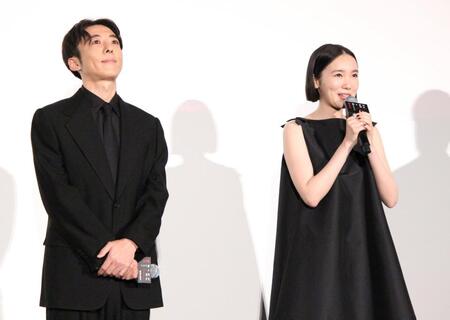 　舞台あいさつに登壇した高橋一生（左）と飯豊まりえ