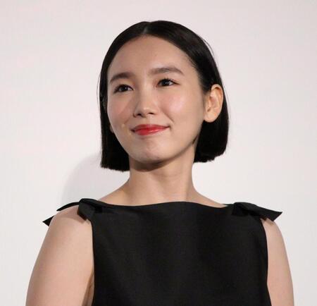 　舞台あいさつに登壇した飯豊まりえ