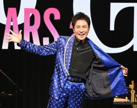 　ジャケットプレイでポーズを決める郷ひろみ（撮影・園田高夫）