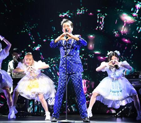 　新曲を披露する郷ひろみ（撮影・園田高夫）