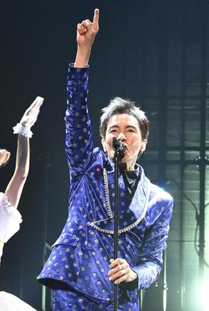 　熱いパフォーマンスでファンを魅了する郷ひろみ（撮影・園田高夫）