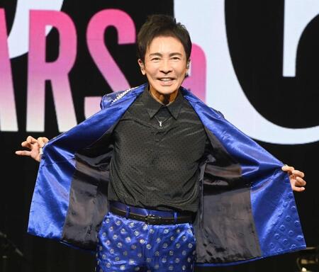 　ジャケットプレイでポーズを決める郷ひろみ（撮影・園田高夫）