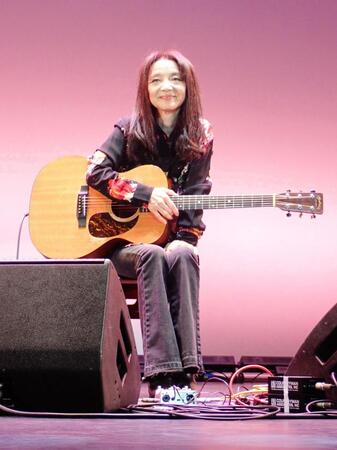 　５０周年ライブを行った山崎ハコ