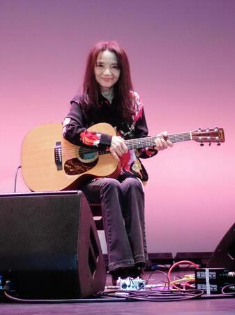 　５０周年ライブを行った山崎ハコ