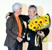 　サプライズ登場した佐藤浩市（左）から誕生日を祝う花束を受け取った寺尾聰（撮影・伊藤笙子）