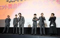 　撮影を振り返る（左から）ＷＥＳＴ．中間淳太、藤井流星、重岡大毅、濵田崇裕、桐山照史、瑠東東一郎監督（撮影・石井剣太郎）
