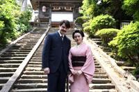 　ＮＨＫ朝ドラ「ばけばけ」に出演する（左から）トミー・バストウ、高石あかり