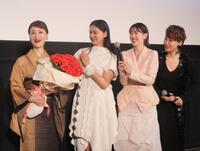 　娘役を演じた（右から）鈴木砂羽、水上京香、黒谷友香からカーネーションの花束を贈られ満面の笑みを見せる大地真央
