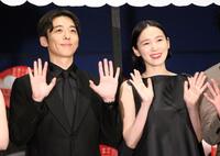 　舞台あいさつに登壇した高橋一生（左）と飯豊まりえ