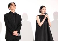 　舞台あいさつに登壇した高橋一生（左）と飯豊まりえ