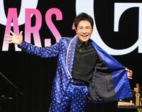 　ジャケットプレイでポーズを決める郷ひろみ（撮影・園田高夫）