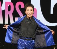 　ジャケットプレイでポーズを決める郷ひろみ（撮影・園田高夫）