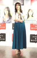 　写真集を抱えるＳＫＥ４８の鎌田菜月