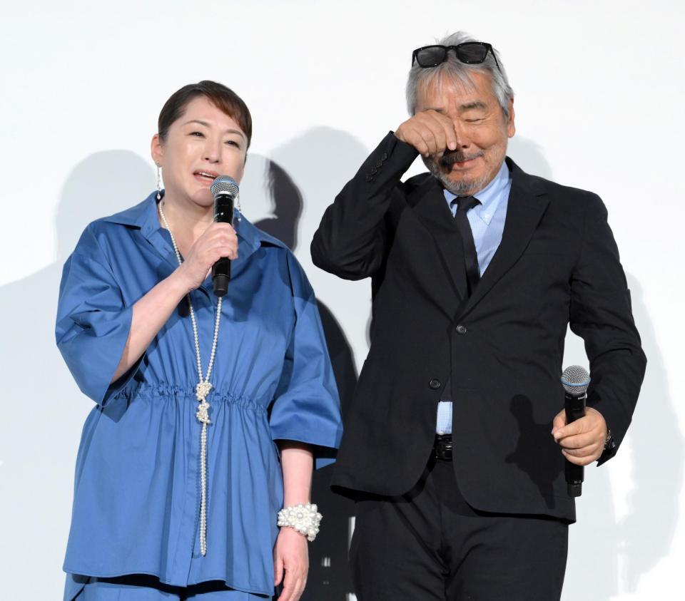　松坂慶子（左）の言葉に感激する寺尾聰（撮影・伊藤笙子）